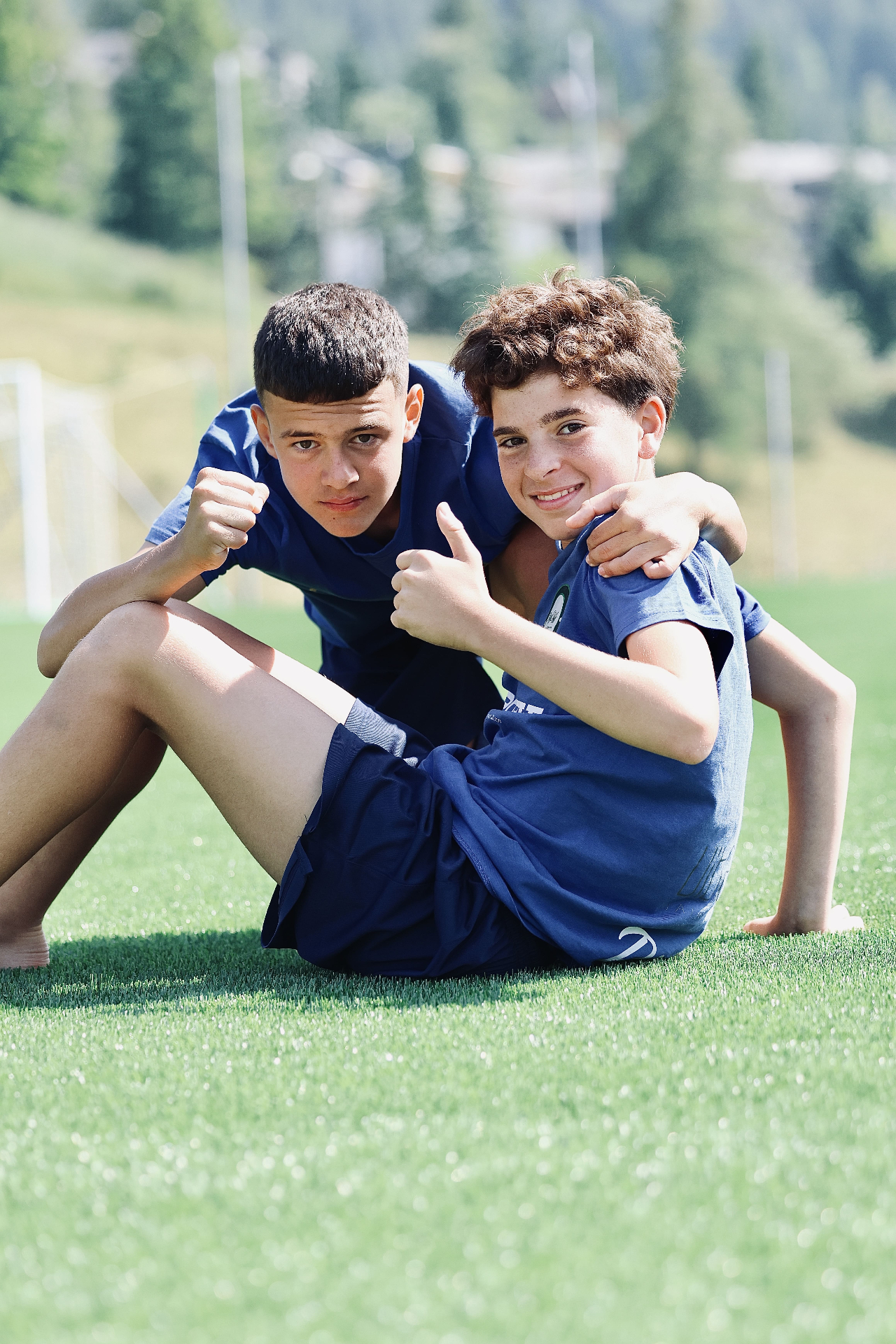 Due amici sorridono dopo l'allenamento