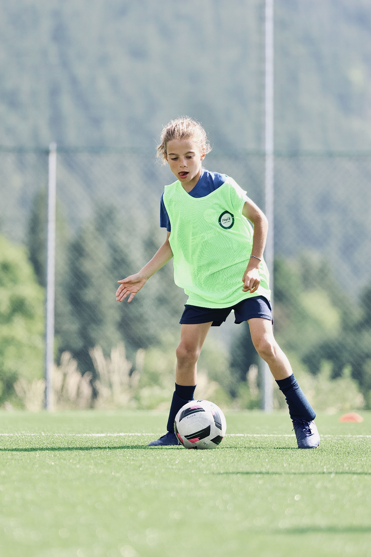 Giovane atleta con il pallone