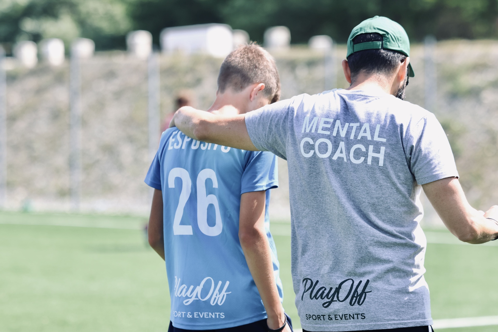 Staff PlayOff con un giovane atleta